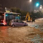 Πλημμύρισε η Λεωφόρος Βουλιαγμένης – Αυτοκίνητα παρασύρονται από ορμητικά νερά