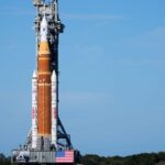 Σε θέση εκτόξευσης ο πύραυλος της NASA: Η πρώτη επανδρωμένη αποστολή στη Σελήνη εδώ και μισό αιώνα