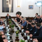 «Μία μάχη μετά την άλλη»: Τα νέα μέτρα για τους αγρότες, τα τρακτέρ στην Αθήνα και το plan B