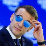 Με γυαλιά αεροπόρου και στο Νταβός ο Εμανουέλ Μακρόν – Λόγω του προβλήματος με τα μάτια του