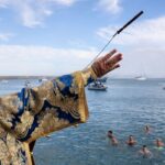 Θεοφάνεια: Τα έθιμα σε όλη την Ελλάδα – Γιατί ρίχνουμε τον Σταυρό στο νερό