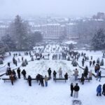 Σε κλοιό χιονιά η Ευρώπη: Πέντε νεκροί στη Γαλλία, ακύρωσεις πτήσεων, χειρόφρενο στις μεταφορές