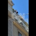 Συναγερμός: Άνδρας απειλεί να πέσει από κτήριο στο κέντρο της Αθήνας
