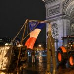 Παρίσι: Τα τρακτέρ των αγροτών έφθασαν στον Πύργο του Άιφελ