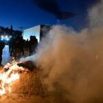 Ένταση στο μπλόκο της Θήβας μεταξύ αγροτών και Αστυνομίας – Άναψαν φωτιά σε άχυρα