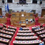 Ενός λεπτού σιγή στη Βουλή για τους πεσόντες στα Ίμια – «Δεν υπάρχουν γκρίζες ζώνες στο Αιγαίο»