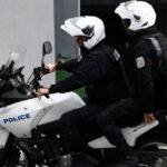 Βίντεο από αστυνομική έφοδο σε οικισμούς στον Ασπρόπυργο – Κατασχέθηκαν καραμπίνα και σιδερογροθιά