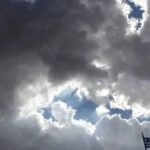 Καιρός: Συννεφιά, τοπικές βροχές και άνεμοι στα οκτώ μποφόρ – Στους 20 βαθμούς η θερμοκρασία