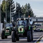 Οι αγρότες απέσυραν τα τρακτέρ τους από το μπλόκο της Νίκαιας: «Δεν εγκαταλείπουμε τα αιτήματά μας»