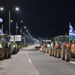 Αγρότες Αιτωλοακαρνανίας: Έκλεισαν με τα τρακτέρ τους τον κόμβο της Ιόνιας Οδού στο Χαλίκι