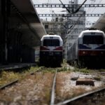 Δέντρο έπεσε σε τρένο που εκτελούσε το δρομολόγιο Πύργος – Κατάκολο: Στο νοσοκομείο ο μηχανοδηγός