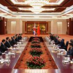 «Πολύ επικίνδυνες οι συμφωνίες που υπέγραψαν Βρετανία και Κίνα» λέει ο Τραμπ – Τι απαντά το Λονδίνο