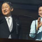 Ο βασιλιάς είναι γυμνός αλλά… αντίστροφα: Νεαρός γδύθηκε μπροστά στον Ιάπωνα αυτοκράτορα