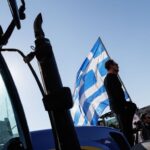 Μαστίγιο και καρότο στους αγρότες: Έρχονται πρόστιμα 350 ευρώ ανά τρακτέρ στα μπλόκα 