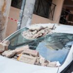 Νέος Κόσμος: Μπαλκόνι κατέρρευσε πάνω σε σταθμευμένα αυτοκίνητα