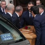 Σε λαϊκό προσκύνημα η σορός του σχεδιαστή μόδας Βαλεντίνο