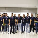 Έφτασε στην Ελλάδα η Εθνική πόλο ανδρών – Θερμή υποδοχή στους πρωταθλητές