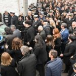 Οδύνη στην κηδεία του 53χρονου λιμενικού: Ζητήθηκε η Βουλή να «υιοθετήσει» το παιδί του