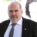 Πυρ ομαδόν από τα κόμματα για την αναφορά βουλευτή στη Χούντα