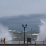 Θυελλώδεις άνεμοι: Δεμένα πλοία, προβλήματα σε πτήσεις και πτώσεις δέντρων