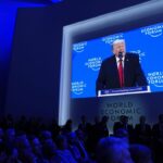 Τραμπ για Μακρόν: «Τον είδα να παριστάνει τον σκληρό τύπο με τα ωραία γυαλιά ηλίου»