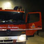 Ηράκλειο: Χειροπέδες σε γυναίκα που έβαλε φωτιά στο διαμέρισμά της και έσπασε δύο αυτοκίνητα