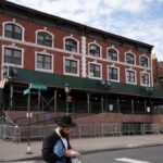 Αυτοκίνητο έπεσε σε είσοδο συναγωγής στη Νέα Υόρκη  – Έρευνα για έγκλημα μίσους από τις Αρχές