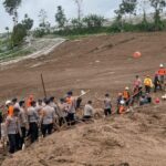 Ινδονησία: Ανεβαίνει ο αριθμός των νεκρών από τις κατολισθήσεις – Σκάβουν με τα χέρια οι διασώστες