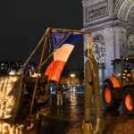 Αποκλεισμένο από αγροτικά τρακτέρ το Παρίσι για τη Mercosur: «Είμαστε μεταξύ πικρίας και απελπισίας»