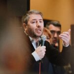 «Όχι σε κόμματα – μεσσίες»: Ρόλο σταθεροποιητικής δύναμης διεκδικεί το ΠΑΣΟΚ