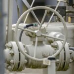 Γιατί οι ενεργειακοί όμιλοι διστάζουν να «πατήσουν τη σκανδάλη» για νέες επενδύσεις σε FSRU