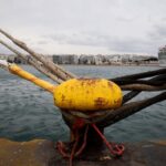 Ισχυροί άνεμοι κρατούν δεμένα τα πλοία – Απαγορευτικό απόπλου σε βασικά λιμάνια