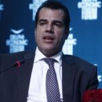 Πλεύρης: Ξεμπλοκάρουν άμεσα 90.000 εκκρεμείς άδειες διαμονής