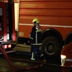 Σε εξέλιξη η μεγάλη πυρκαγιά σε εργοστάσιο πλαστικών στο Μενίδι – Περιορίζεται ο κίνδυνος επέκτασης