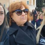 «Είμαστε υποχρεωμένοι να είμαστε εδώ»: Τι λένε άνθρωποι που είναι στη διαδήλωση για τα Τέμπη