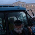Ολονυκτία αγροτών με δεκάδες τρακτέρ στο Σύνταγμα – «Θα συνεχίσουμε τον αγώνα μέχρι τέλος»