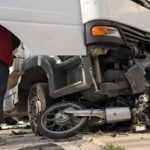 Η τρελή πορεία φορτηγού στη Λεωφόρο Θηβών: Σμπαράλια τα οχήματα που παρέσυρε – Δείτε φωτογραφίες