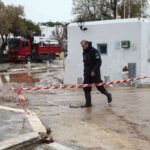 Κακοκαιρία στην Πάρο: «Φούσκωσε» λόγω ανέμων η θάλασσα, πλημμύρισαν τα σοκάκια