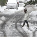 Χιονόπτωση στις Σέρρες: Αποκλείστηκαν με τα αυτοκίνητά τους 15 άτομα και κάλεσαν το 112