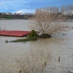 Πάνω από χίλια κυβικά νερό το δευτερόλεπτο καταλήγουν στον Έβρο: Μία απέραντη λίμνη η περιοχή