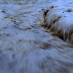 H θάλασσα βγήκε στη στεριά στη Σάμο: Έσπασε γεφύρι στο Μεσόκαμπο – Φούσκωσε το ρέμα στο Ηραίο