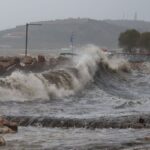 Κακοκαιρία: Πλημμυρισμένοι δρόμοι, η θάλασσα βγήκε στην στεριά – Νέο κύμα από αύριο