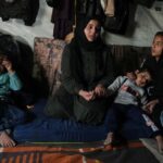 Με δάκρυα στα μάτια, οι πρώτοι Παλαιστίνιοι της Γάζας επιστρέφουν από την Αίγυπτο