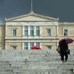 Κακοκαιρία: «Κόκκινη» προειδοποίηση για επικίνδυνα φαινόμενα – Μέχρι τη νύχτα καταιγίδες στην Αττική