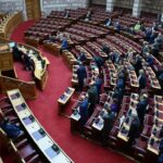 Τέμπη: Ενός λεπτού σιγή στη Βουλή στη μνήμη των 57 θυμάτων της τραγωδίας