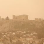 Δυστοπικές εικόνες στην Αθήνα λόγω αφρικανικής σκόνης – Αποπνικτική η ατμόσφαιρα