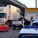 Τροχαίο στη Θηβών: Φορτηγό προσέκρουσε σε σταθμευμένα οχήματα – Τρεις τραυματίες
