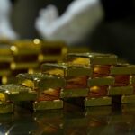 Υπό πίεση ο χρυσός – Υποχώρησε κάτω από τα 4.900 δολάρια