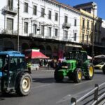 Σε κονβόι με τα τρακτέρ αναχωρούν από την Αθήνα οι αγρότες – Ανανεώνουν το «ραντεβού» τους