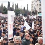 3 χρόνια από τα Τέμπη: Ξεκίνησε η διαδήλωση στην Αθήνα – Άνθρωποι όλων των ηλικιών στο Σύνταγμα